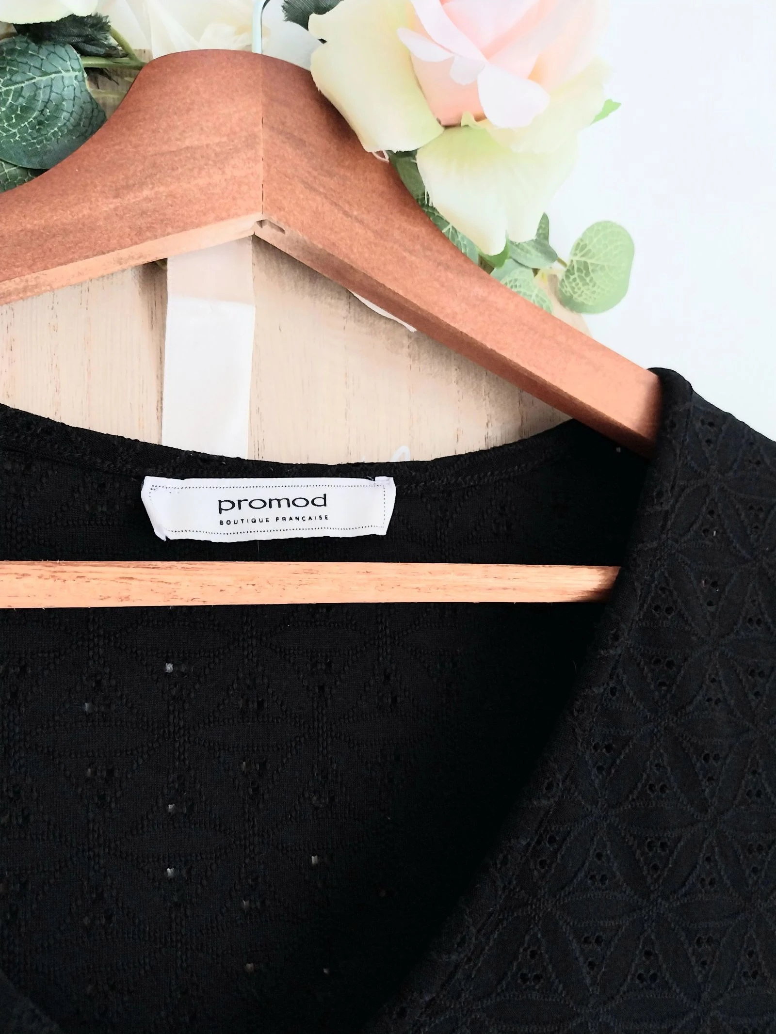 Top negro texturizado con flores agujereado Promod Talla 38 – photo 7